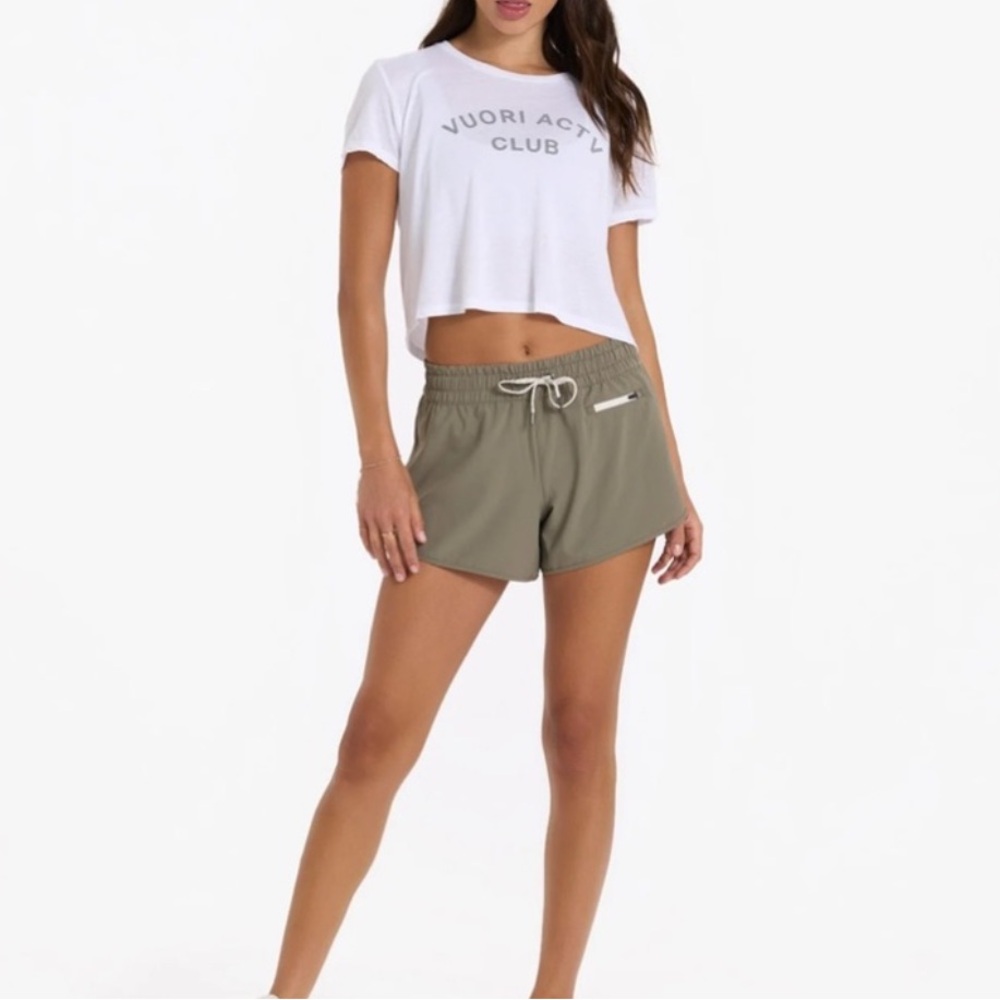 Vuori Women's ACTV Club Cropped Graphic Tee - Picture 7 of 7